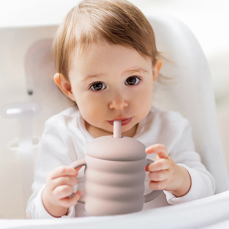 330-Tasse en Silicone pour Bébé avec Paille – 150ml – Sans BPA, Anti-Fuite et Portable