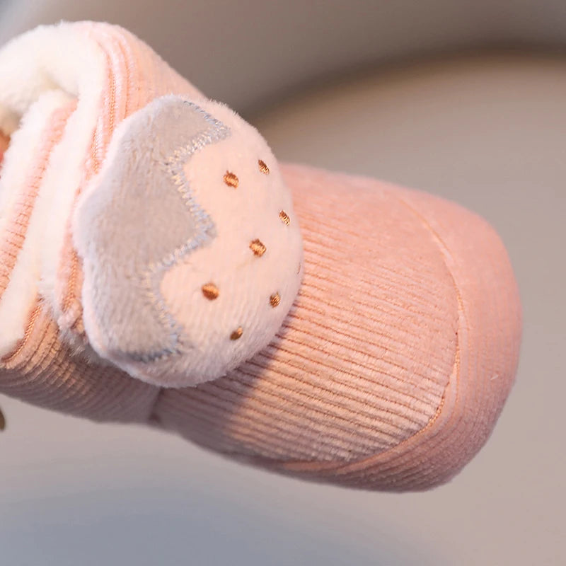 047-Chaussons Bébé d’Hiver – Douceur et Confort pour les Premiers Pas