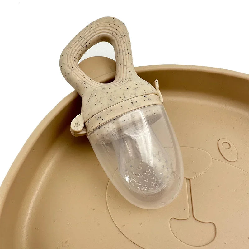346-Poussoir à Fruits en Silicone pour Bébé – Pratique et Sain !