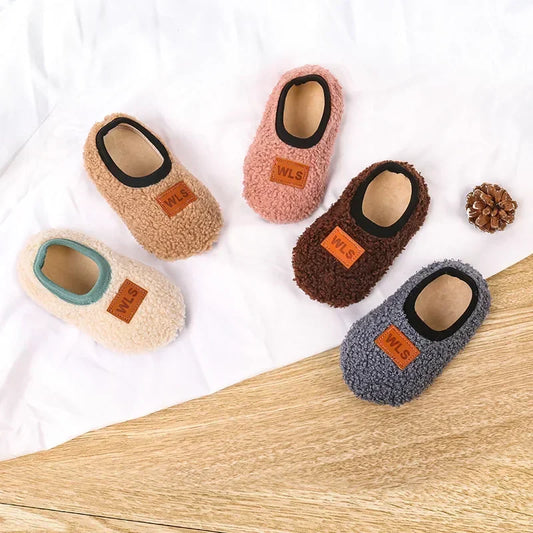 102B-Chaussons Bébé en Peluche Douillette – Confort et Sécurité pour les Premiers Pas