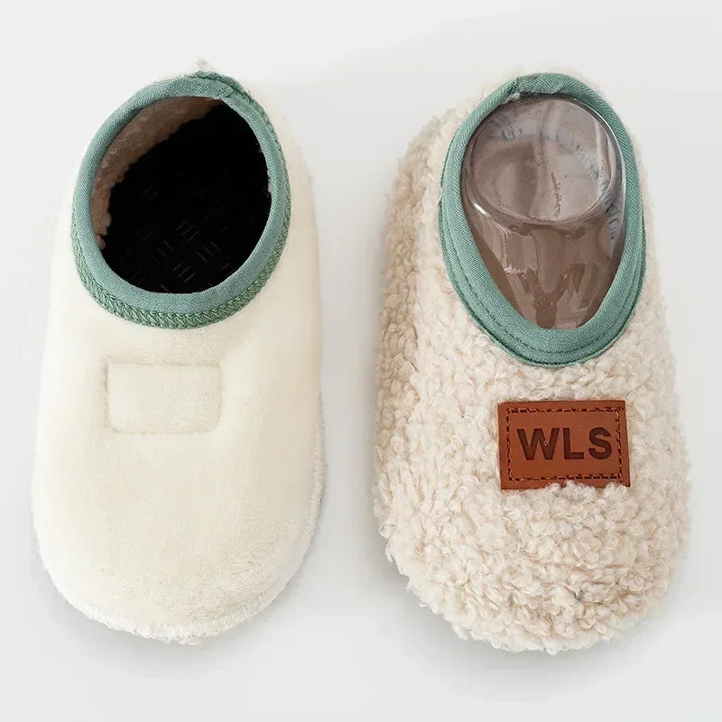 102B-Chaussons Bébé en Peluche Douillette – Confort et Sécurité pour les Premiers Pas