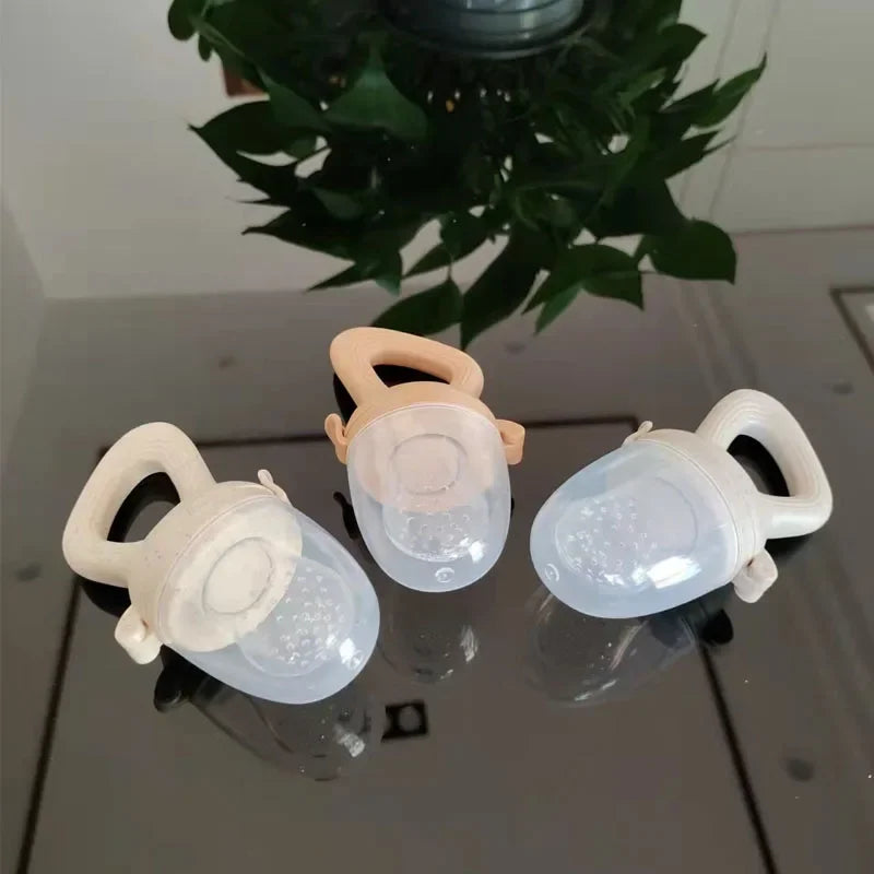 346-Poussoir à Fruits en Silicone pour Bébé – Pratique et Sain !